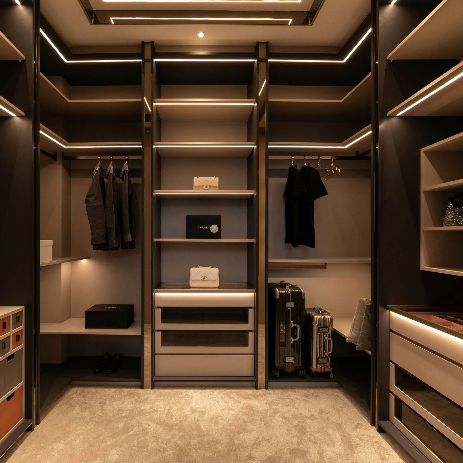 Referência - closet com iluminação embutida