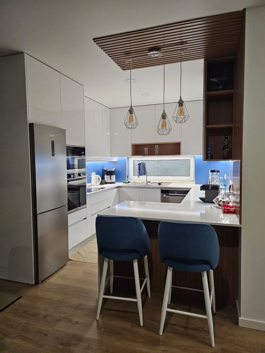 Cozinha Cozilogic com balcão e bancos azuis