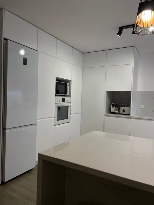 Cozinha Cozilogic em branco com coluna de forno e micro-ondas